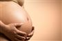 Kvinde holder om gravid mave