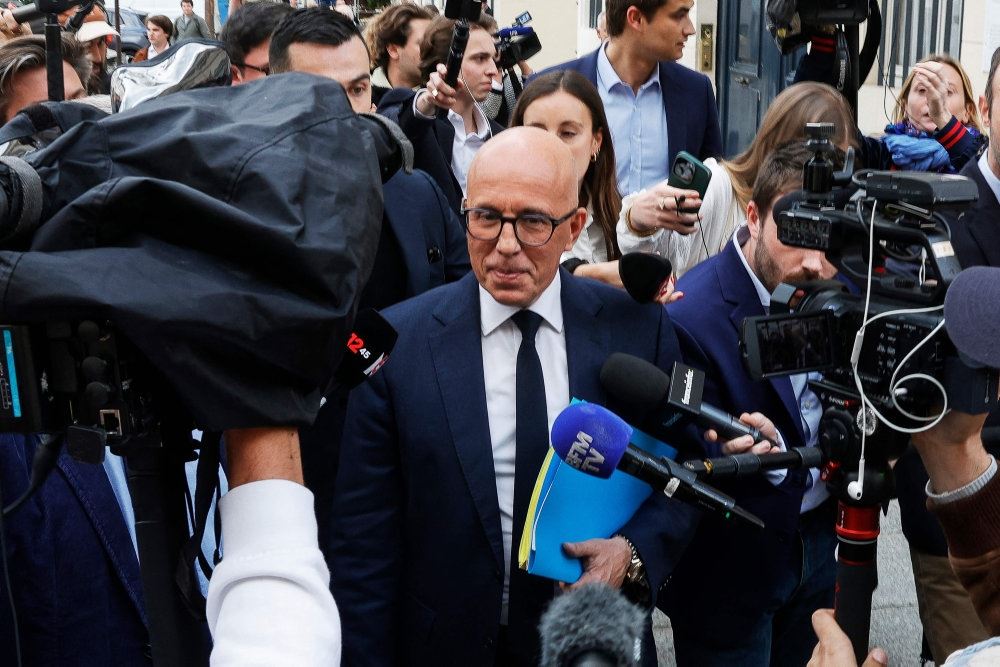 mand omringet af pressefolk