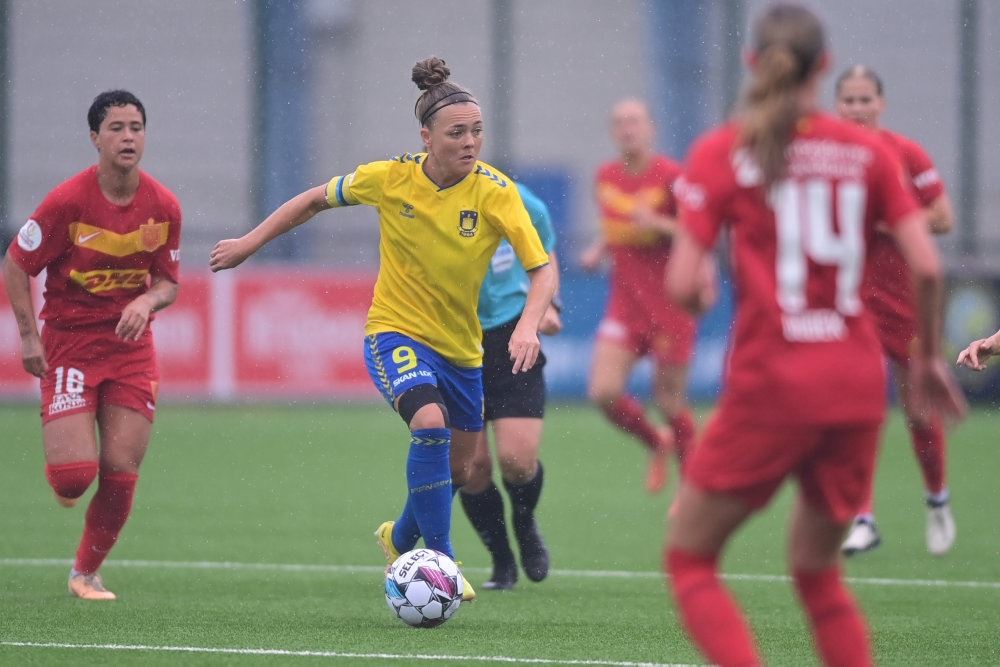 Kvinder spiller fodbold