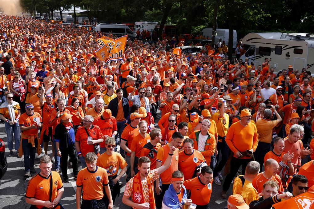 orangeklædte fodboldfans i march