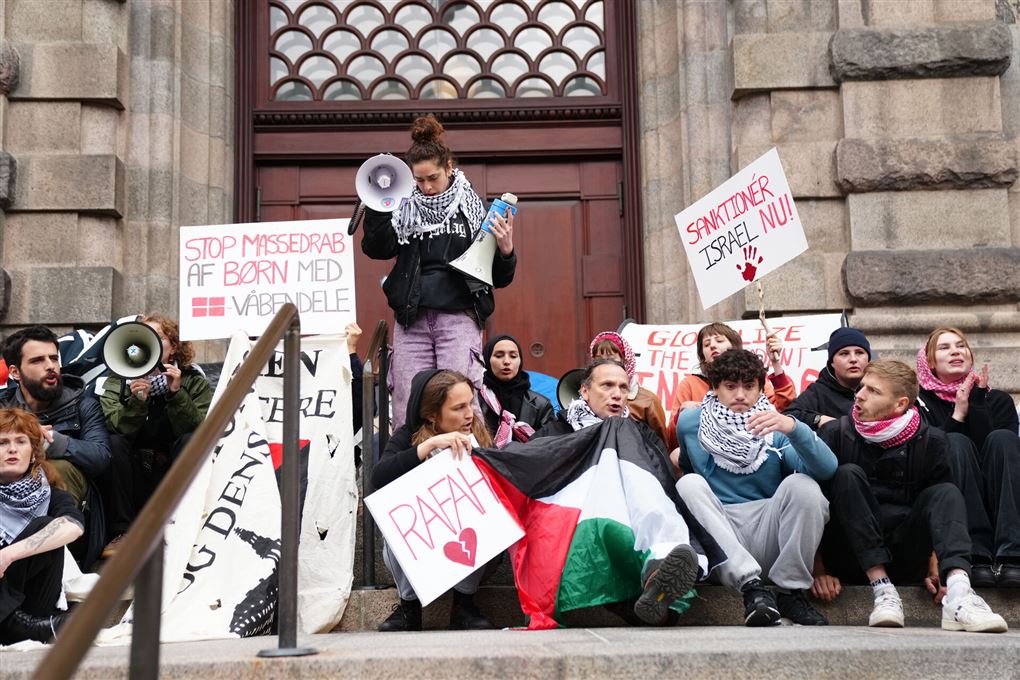 Demonstranter foran dør