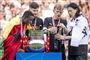 fodboldspillere med pokal
