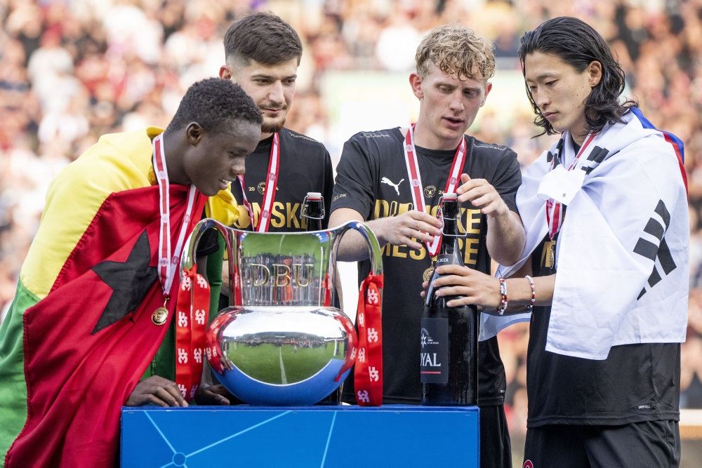 fodboldspillere med pokal