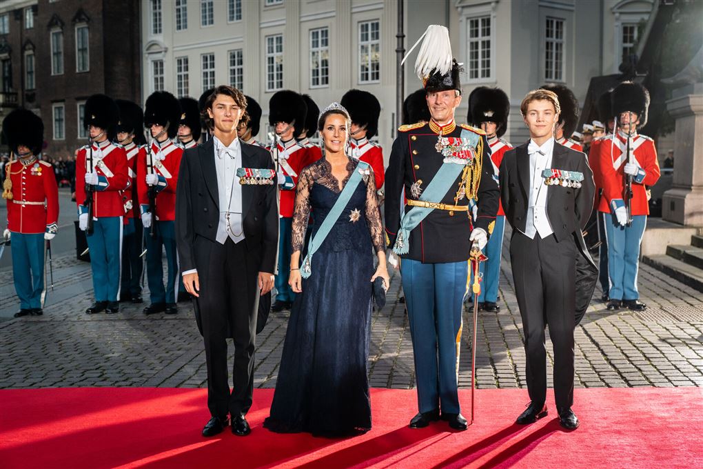 Grev Nikolai, prinsesse Marie, prins Joachim og grev Felix i gallatøj.