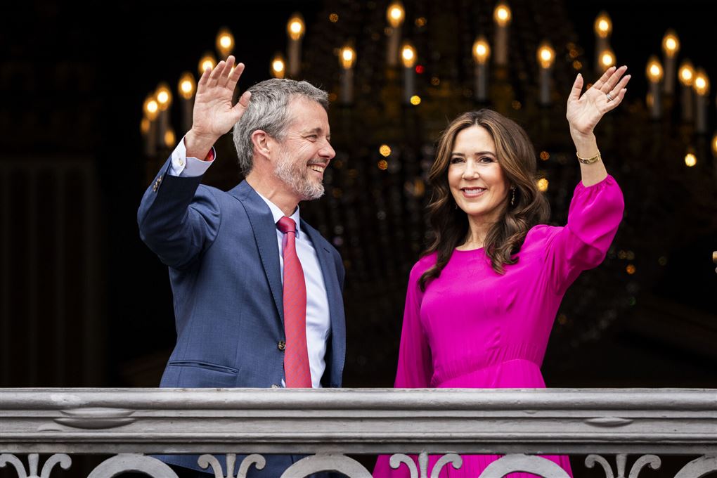 Kong Frederik og dronning Mary vinker