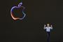 En mand og Apple logoet