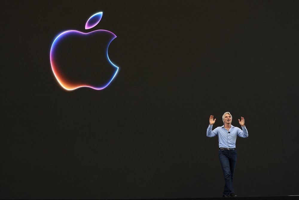 En mand og Apple logoet