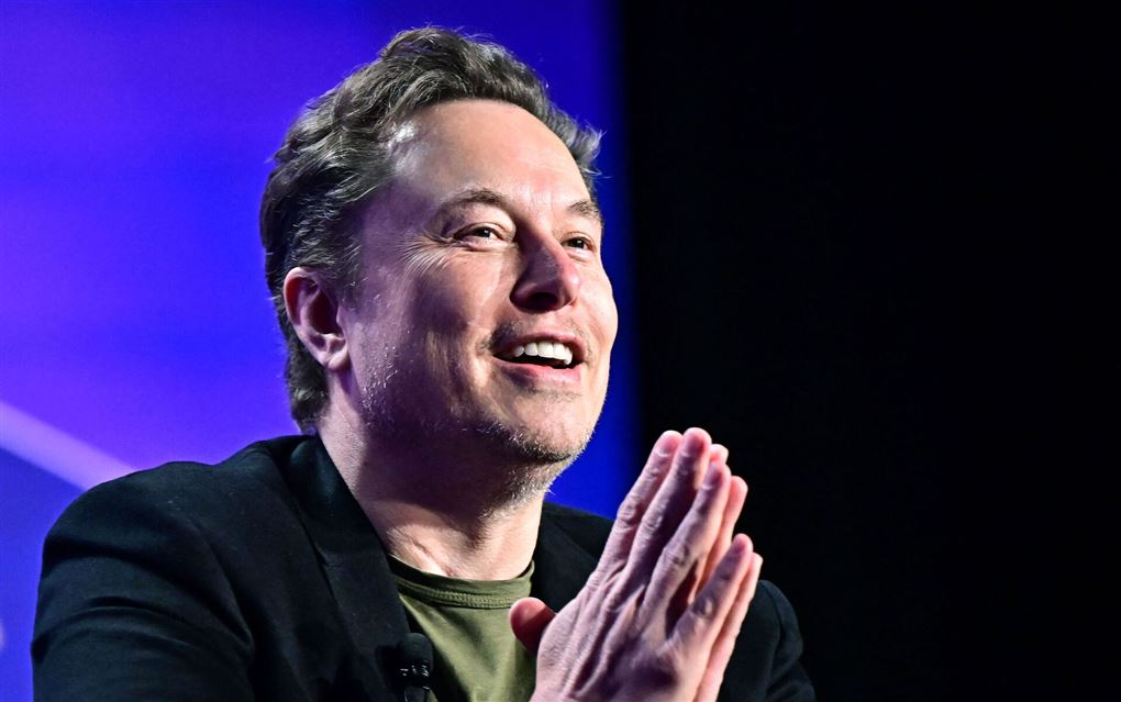 Elon Musk med foldede hænder