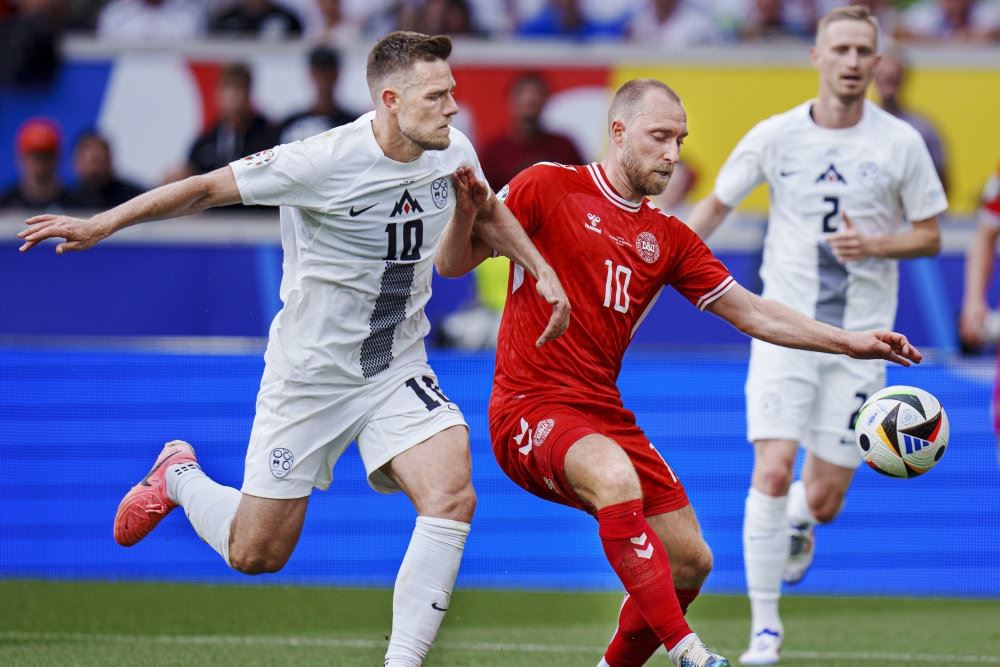 fodboldspillere i aktion 