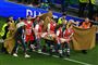 spiller behandles under fodboldkamp