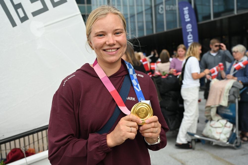 en person med en medalje
