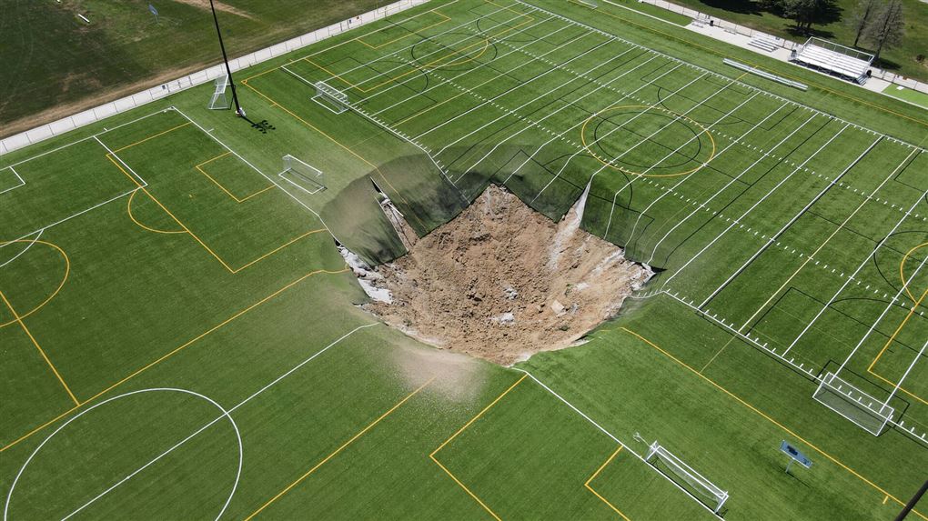 jordfaldshul på fodboldbane