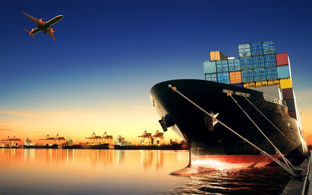 et kæmpe containerskib i skumringen