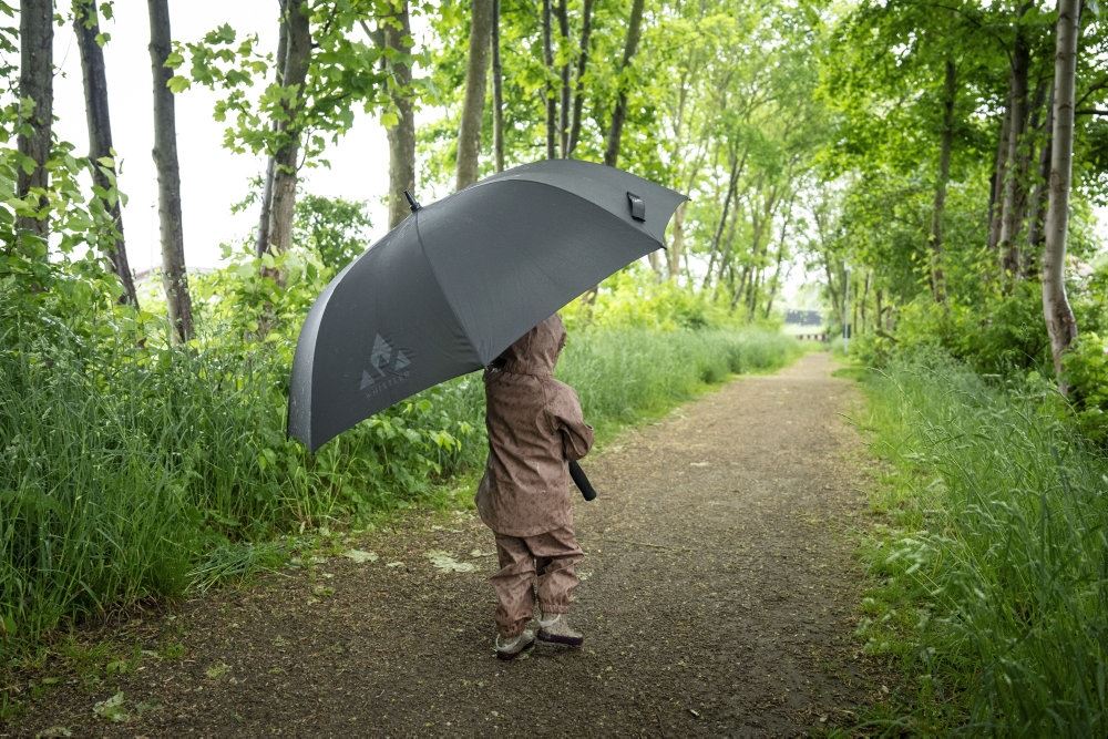 En person med en paraply i en skov