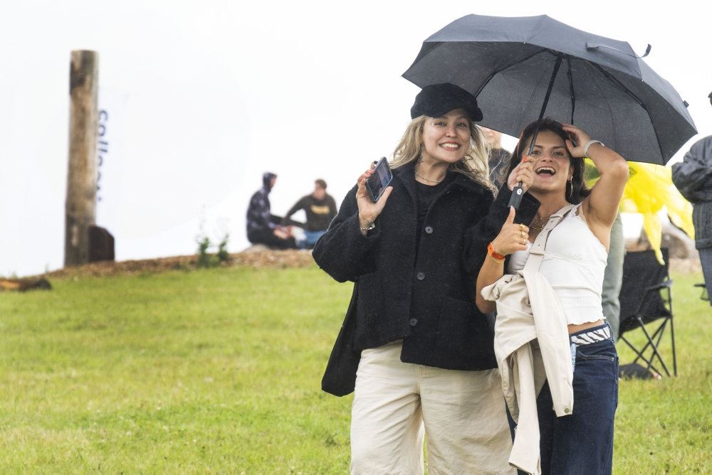 Glade folk med paraplyer