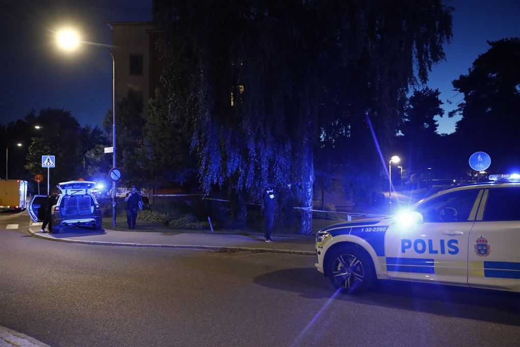 politibiler holder på vej 