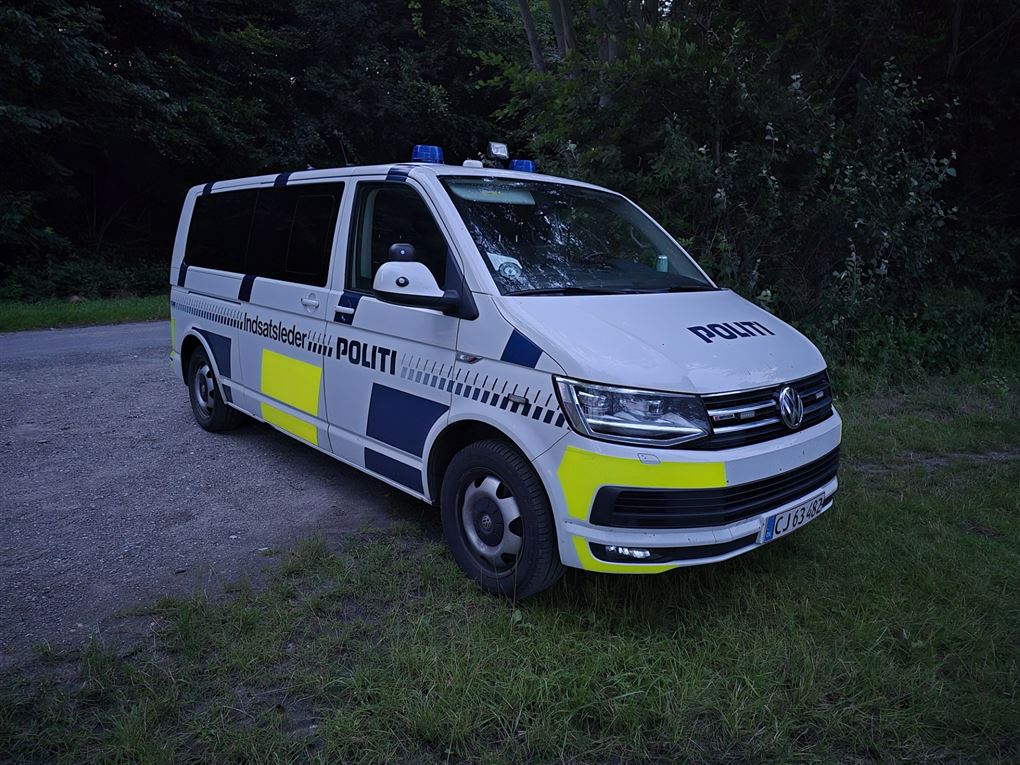 politibil holder på vej 
