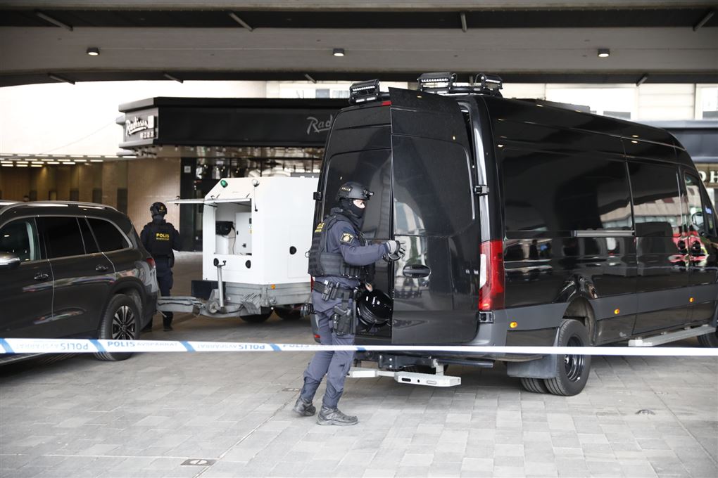 politi til stede på banegård