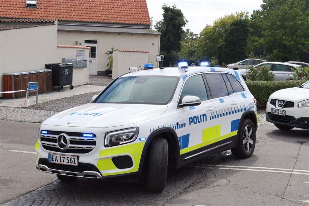 Politibil spærrer vej