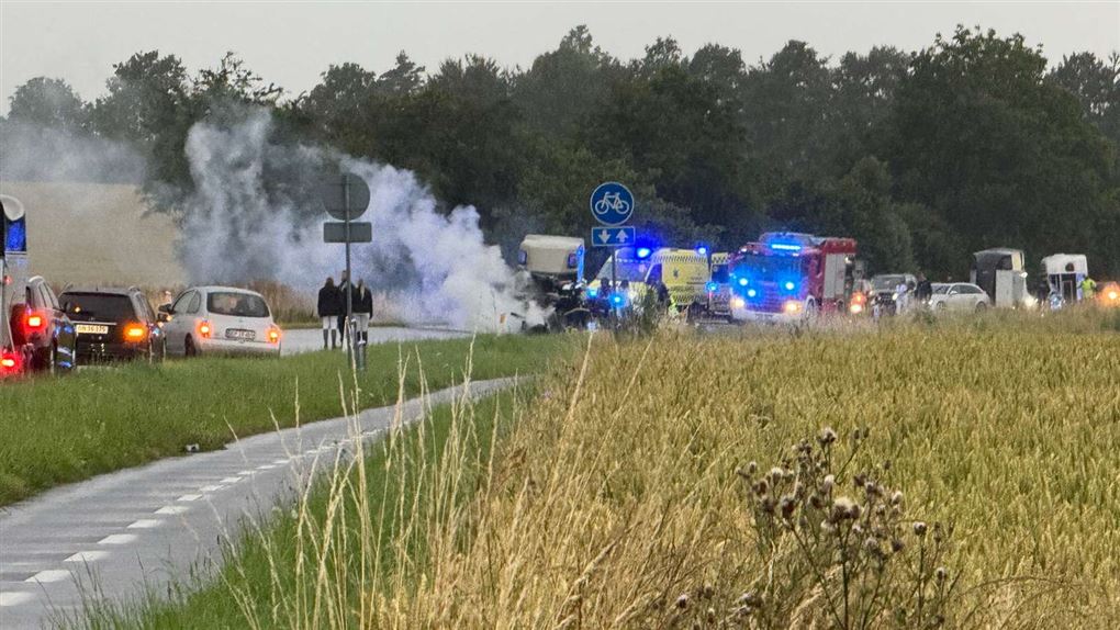 en ulykke med røg fra brændende køretøjer
