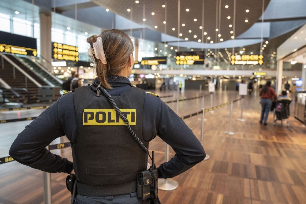 en betjent i en lufthavn