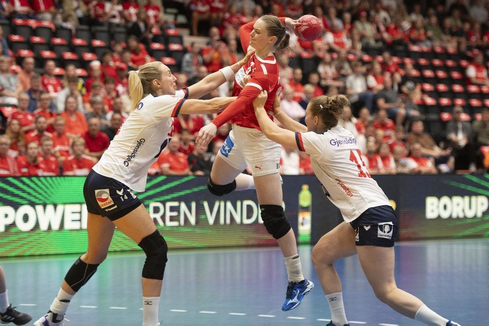 håndboldspillere i aktion
