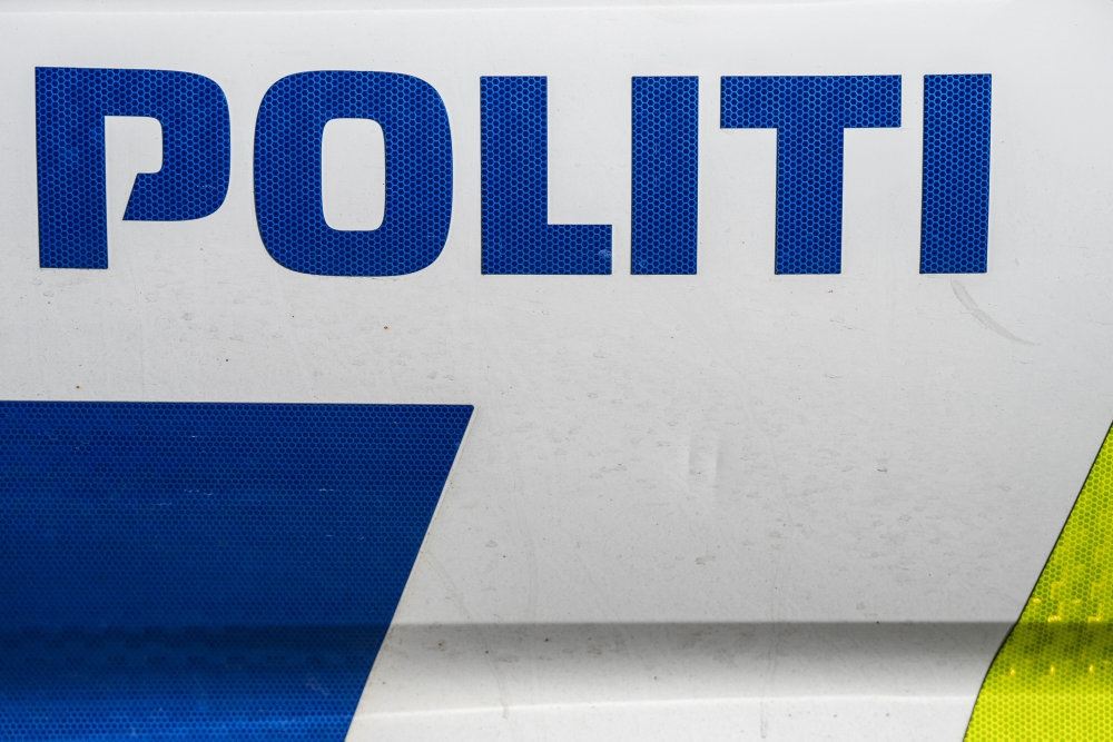 Siden af en politibil 