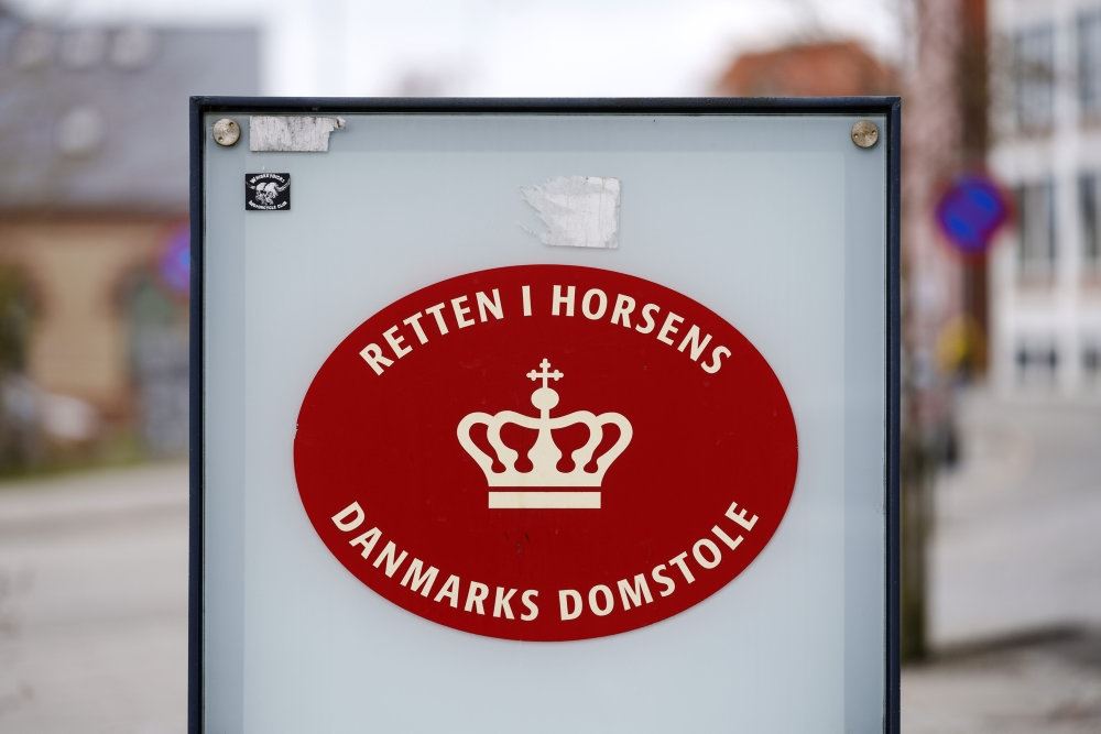 et skilt foran retten
