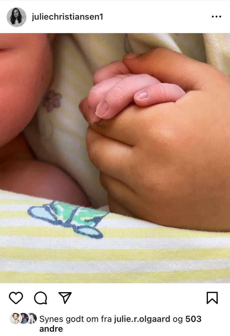 en baby hånd holder i en anden hånd