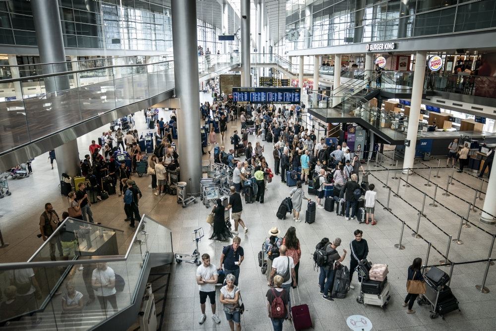 mange mennesker i lufthavn