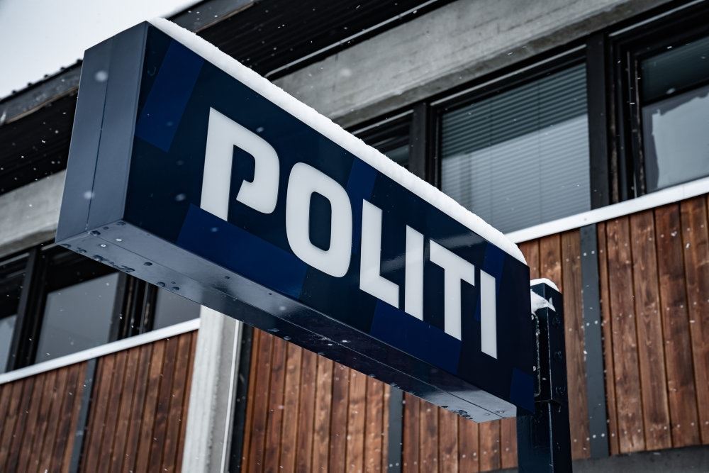 et skilt med politi