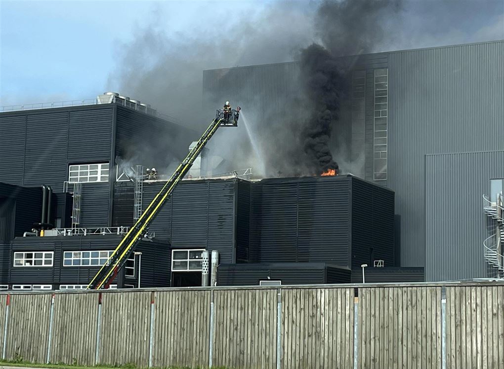 en bygning i brand