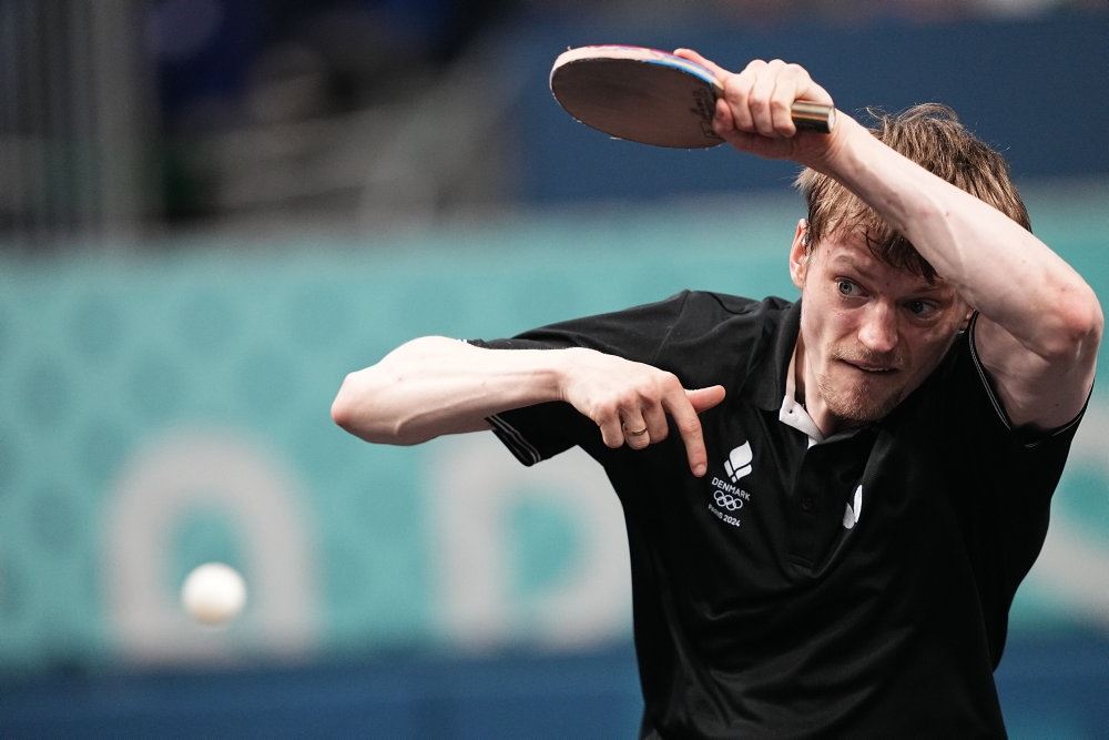 en bordtennisspiller ved bordet