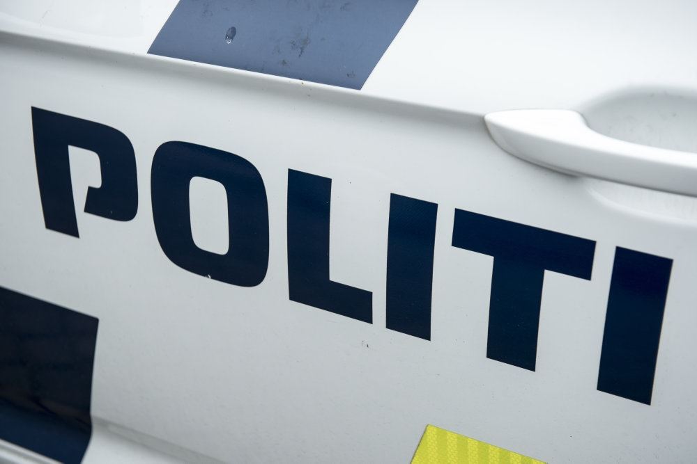 Siden af en politibil 
