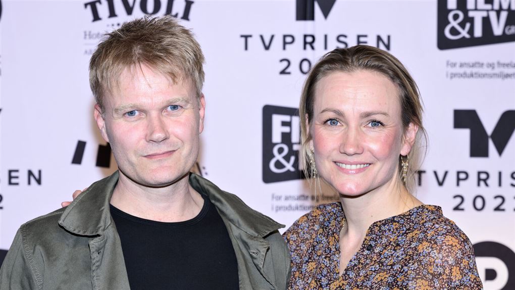 to personer kigger på fotografen