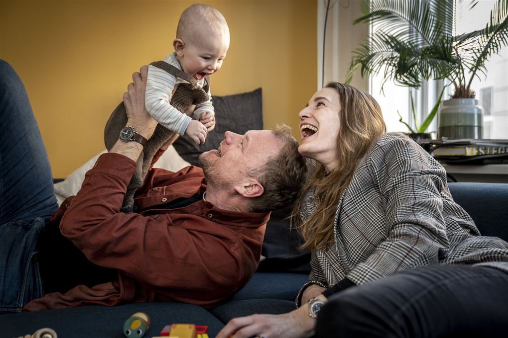 par ligger på gulvet med barn