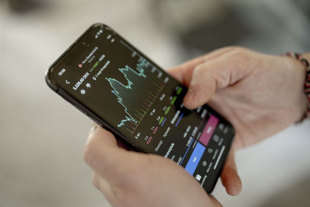 en smartphone med børskurser