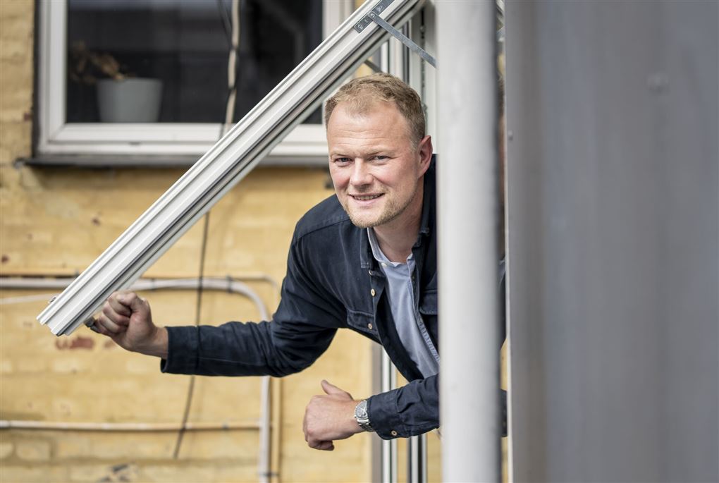en mand ser på fotografen