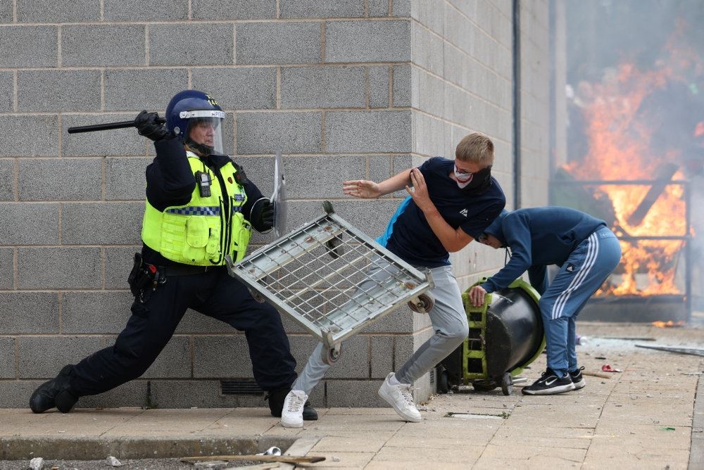 betjente slås mod demonstranter