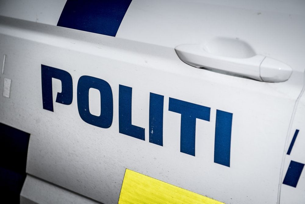 Siden af en politibil 