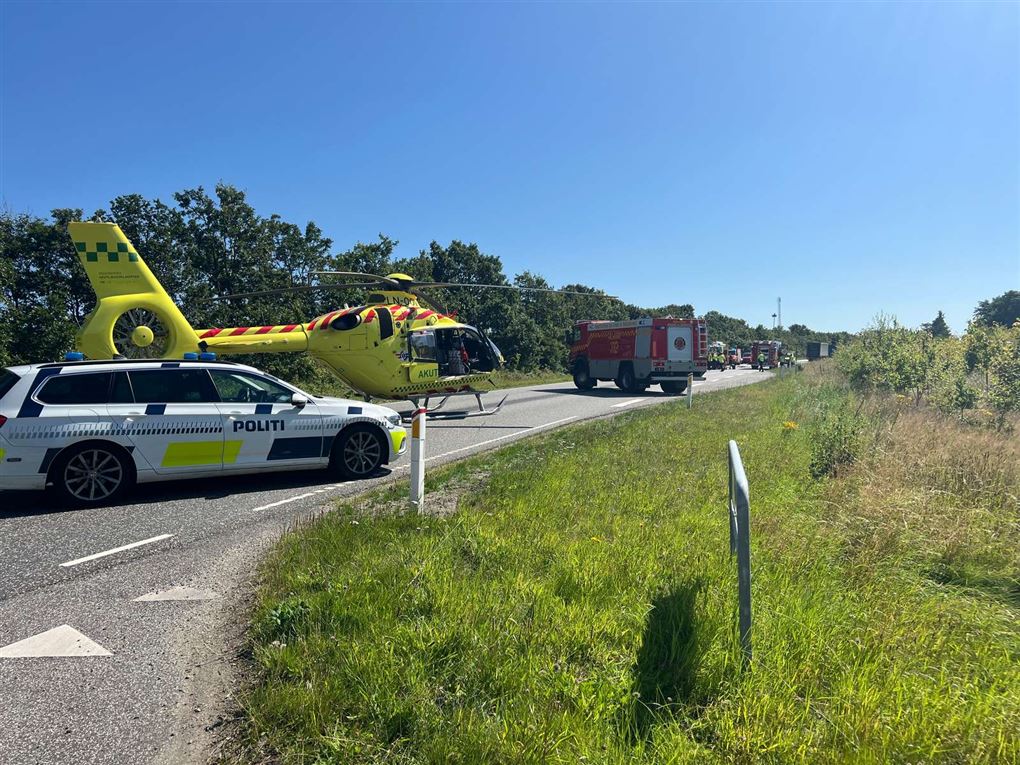 Lægehelikopter og politibil på vej