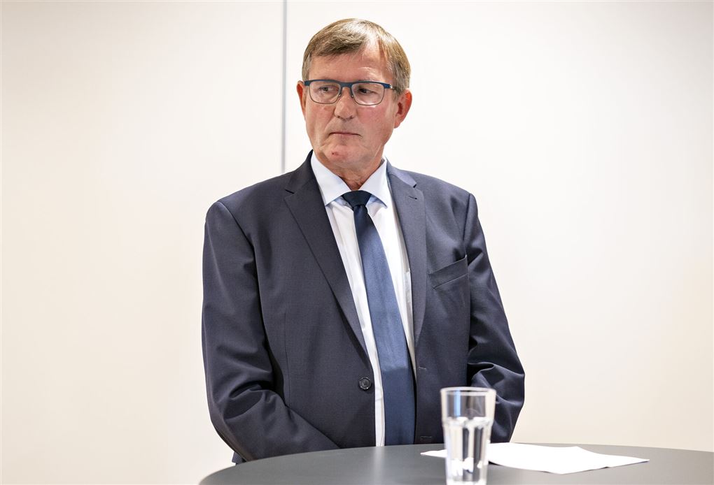 mand ved pressemøde
