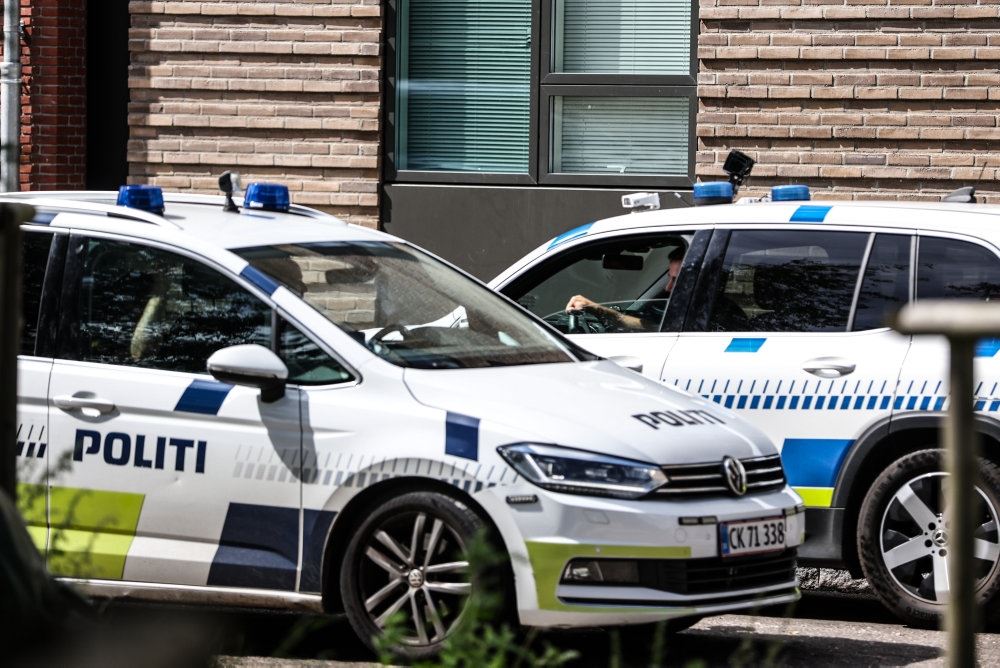 politi til stede på vej 