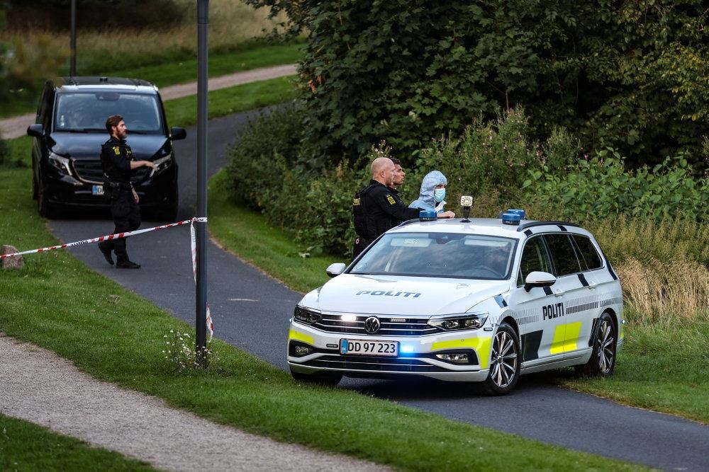 Politi og afspærring foran stedet.