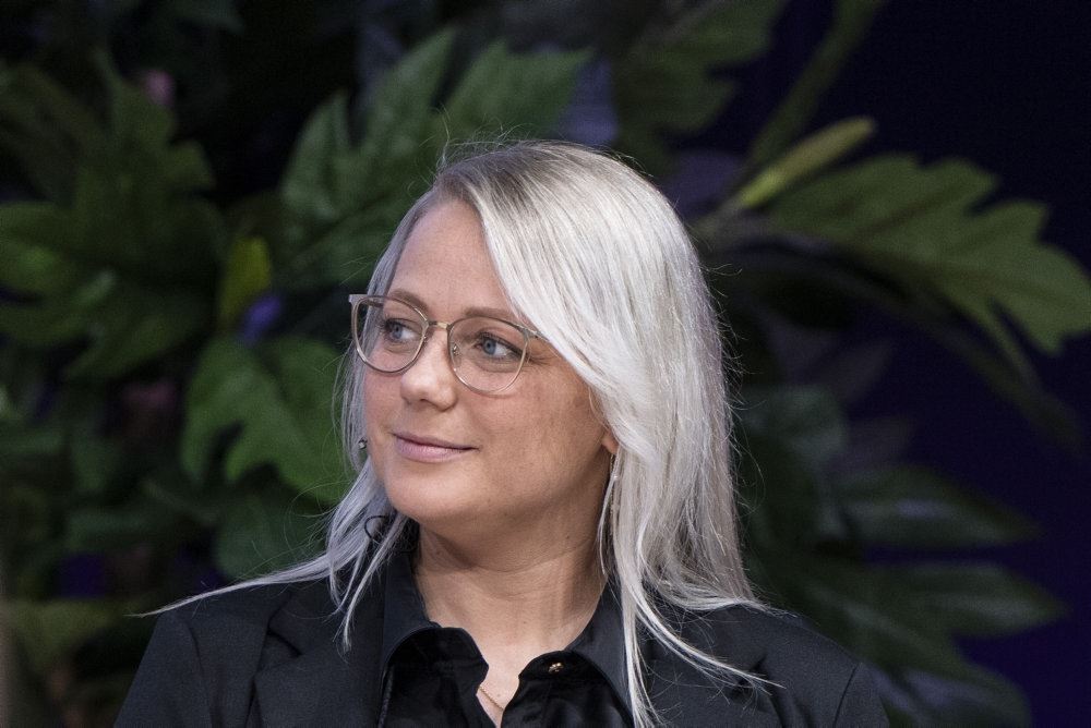 en blond kvinde med briller