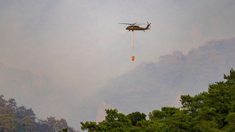 helikopter slukker brand