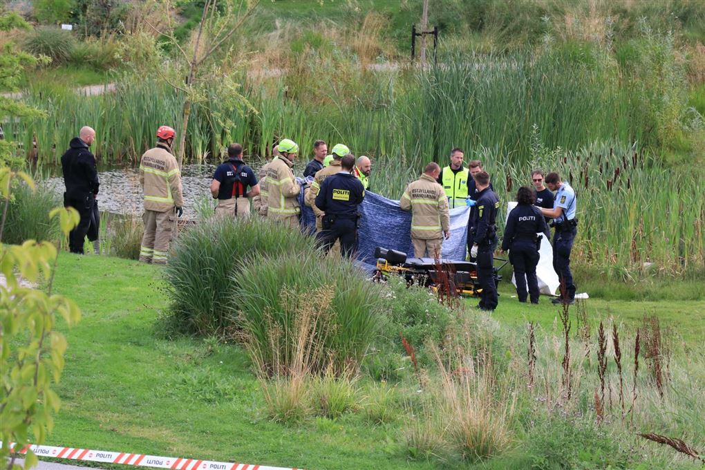 Redningsfolk ved en sø