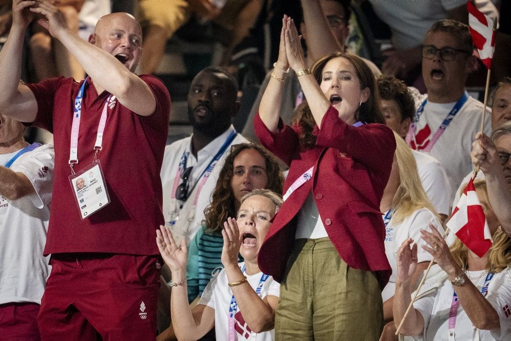 folk jubler til sportsarrangement