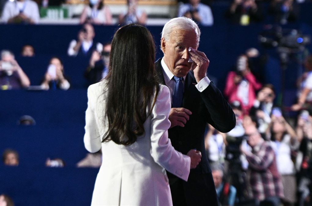 Joe Biden tørrer tårer væk
