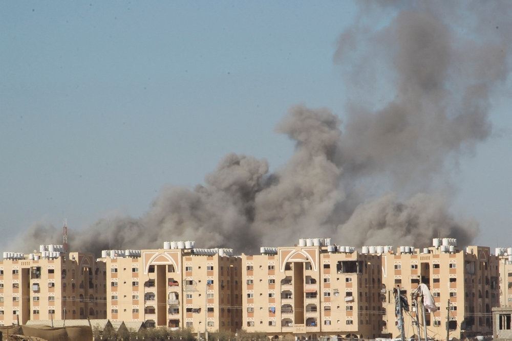Røg fra bygninger i Gaza